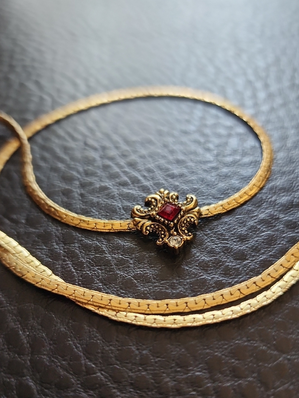 VTG Avon Gold Tone Women's Necklace with Red Gem Accent - Picture 1 of 9